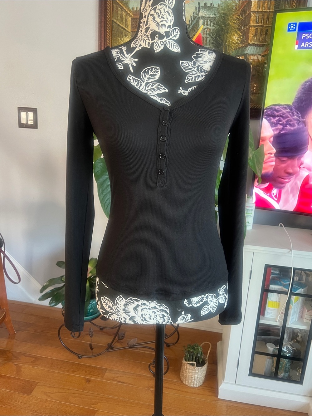 Women's Black Long-Sleeve Ribbed top